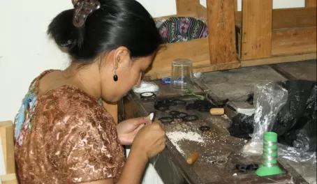 Jewelry maker in Santiago de Atitlan