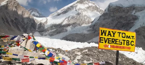 Signpost way to Mount Everest B.C., Khumbu glacier and prayer flags, Nepal