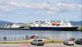 Polar Pioneer next to The National Geographic Explorer
