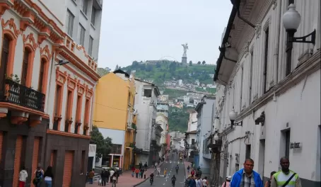 Narrow streets wind up toward Panecillo Hill and the Virgin