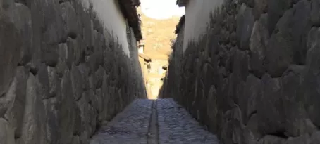 An alleyway in Ollantaytambo, most looked like this.