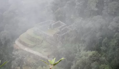 Misty ruins of Sayacmarca