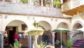 The courtyard of the Marqueses Hotel. 