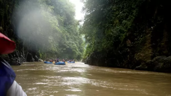 A quiet canyon on the Pacuare