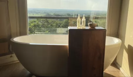 Bath with a view - Lemala Kuria Hills - Serengeti