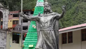 Statue in Steps of Aguas Calientes