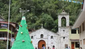 Christmas tree in Steps of Aguas Calientes