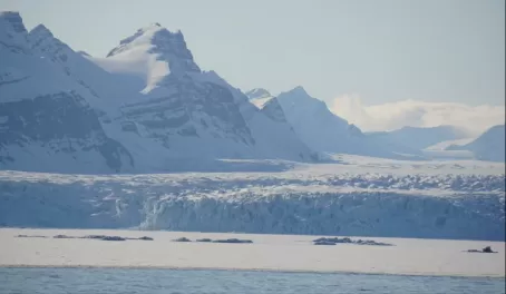 The Nansenbreen glacier from afar.