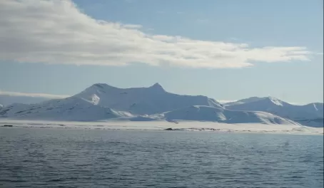 View of the Nansenbreen glacier from afar.