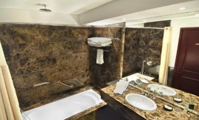 Marble en-suite bath facilities