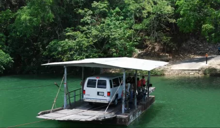 Human-powered ferry across the Rio Macal to the Xunantunich ruins