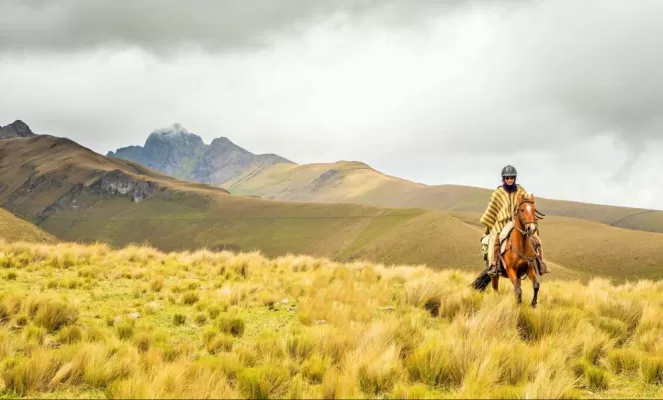 Horseback riding with the Rumiñahui Volcano
