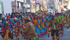 Impromptu street parade in Puno