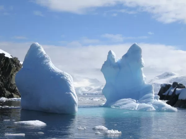 Travel to Antarctica's icebergs
