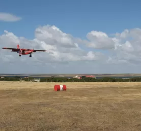Plane landing near Darwin on East Falkland