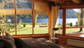 The lodge offers 13 rooms with views to the lake