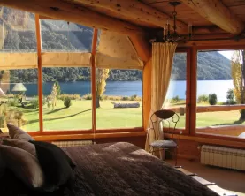 The lodge offers 13 rooms with views to the lake