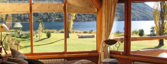 The lodge offers 13 rooms with views to the lake