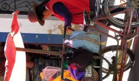How many Peruvians make a living- selling on the streets