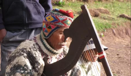 A man plays his harp as we hike the Cachiccata Trek