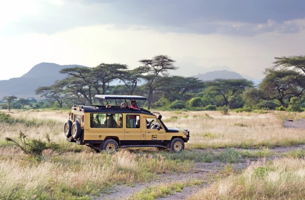 4x4 on the trail, Buffalo Springs, Kenya, Africa