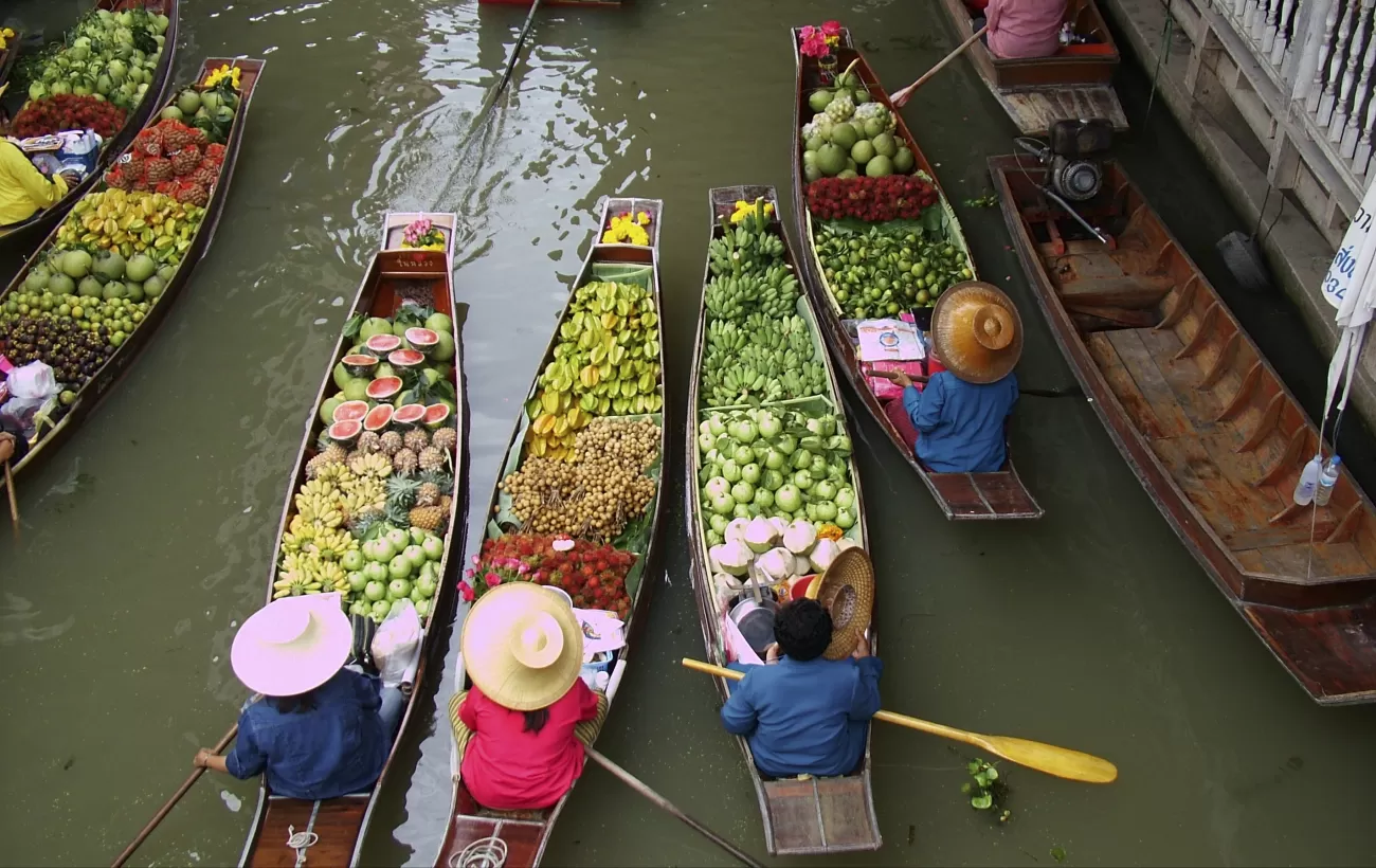 Talaat Naam -- Thailand's floating markets