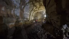 (Santa Cruz) Inside the lava tube