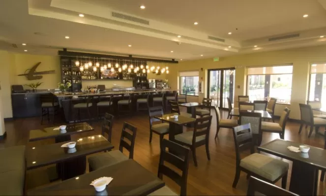 The dining room and bar at Hilton Garden Inn 