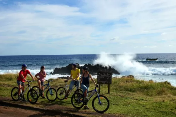 Bicycle around the coast on an Easter Island tour