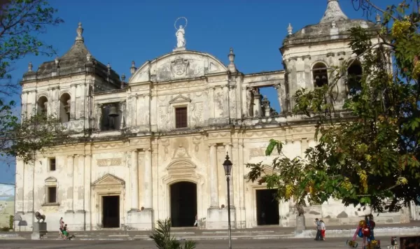 A well-preserved facade in Colonial Leon