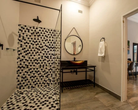 Nkosi Guest Lodge's Toilet and Bath