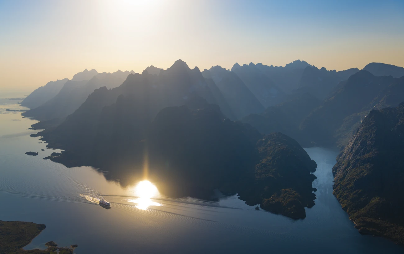 Navigate the scenic routes of Norway aboard Navigate the scenic routes of MS Trollfjord