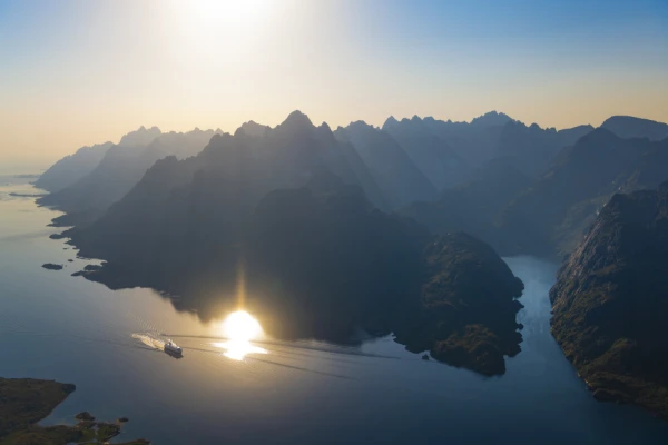 Navigate the scenic routes of Norway aboard Navigate the scenic routes of MS Trollfjord