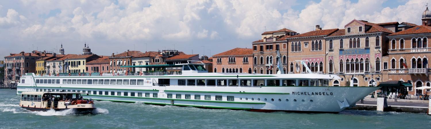 boat cruise in italy
