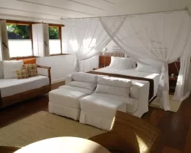 The luxurious master suite at The romantic and spacious luxo suite at Pousada Casa da Turquesa