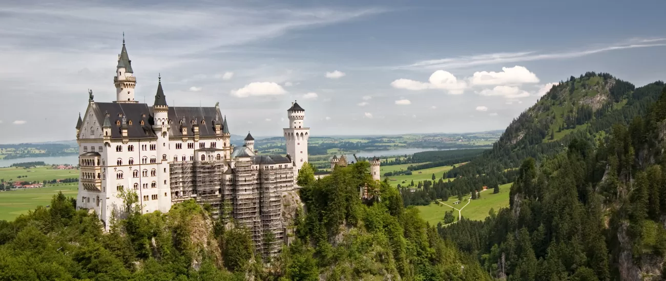 Schloss Neuschwanstein overlooks the green countryside