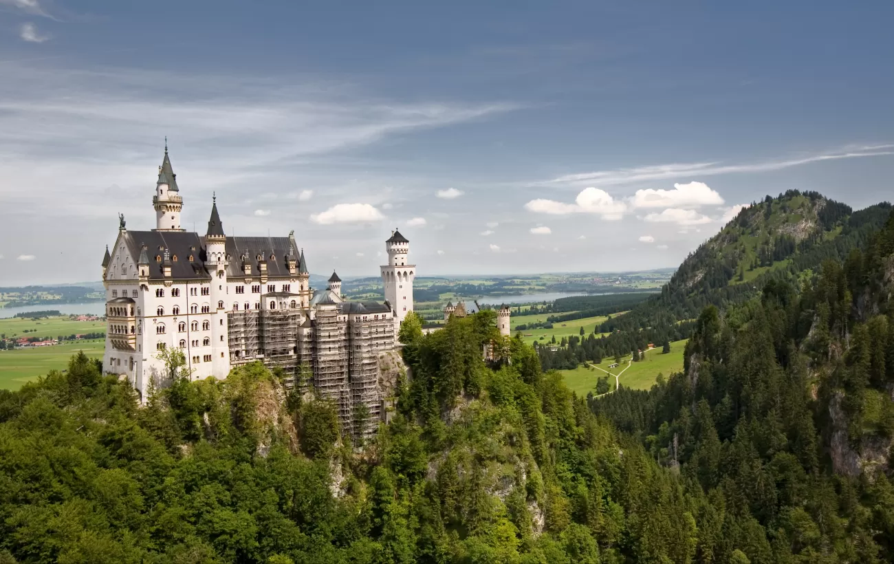 Schloss Neuschwanstein overlooks the green countryside