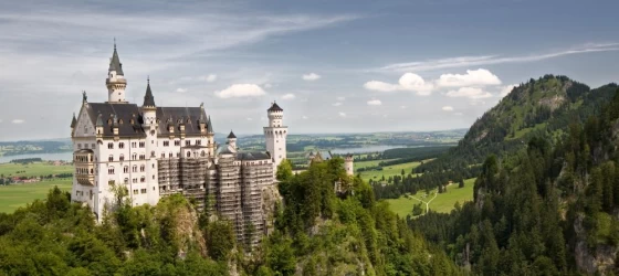 Schloss Neuschwanstein overlooks the green countryside