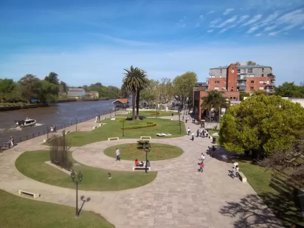 Sidewalks and parks allow plenty of opportunity to view the boat traffic along the Rio Tigre 