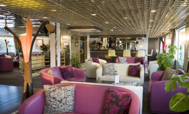 Relax in the MS Vivaldi's spacious lounge