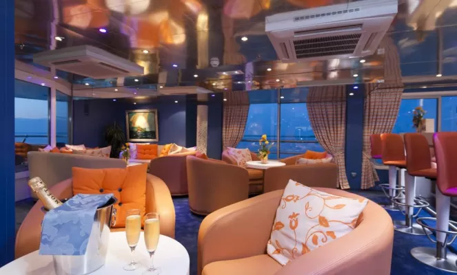 Relax in the lounge of MS Cyrano de Bergerac