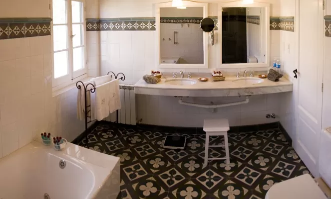 The elegant bathrooms of the Hotel Manantial del Silencio.