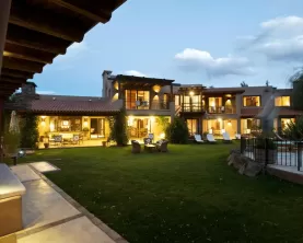 The courtyard of the Lares de Chacras Hotel at night.