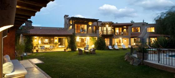 The courtyard of the Lares de Chacras Hotel at night.