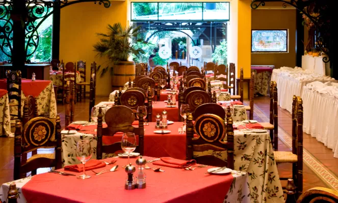 The dining room at the Santa Cruz Plaza