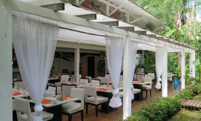Dine on the expansive grounds of Le Cameleon