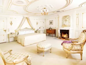 The luxurious owner's cabin (Category A)