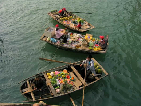 Floating market vendors