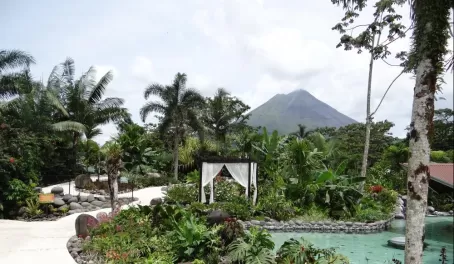 The grounds of Arenal Springs